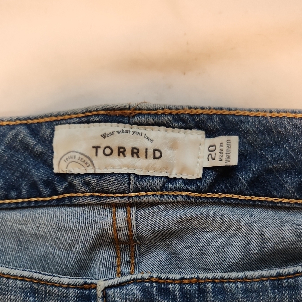 Torrid Distressed Denim Shorts with Patchwork Sz 20 - Picture 2 of 4